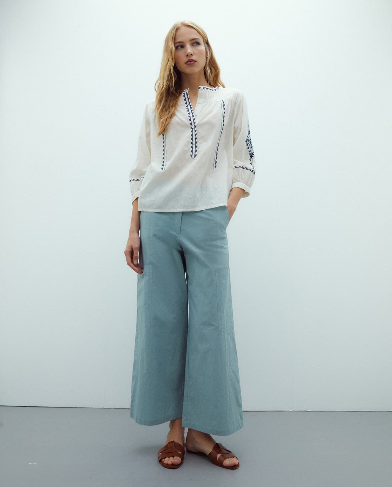 Blusa crudo bordada - Imagen 2