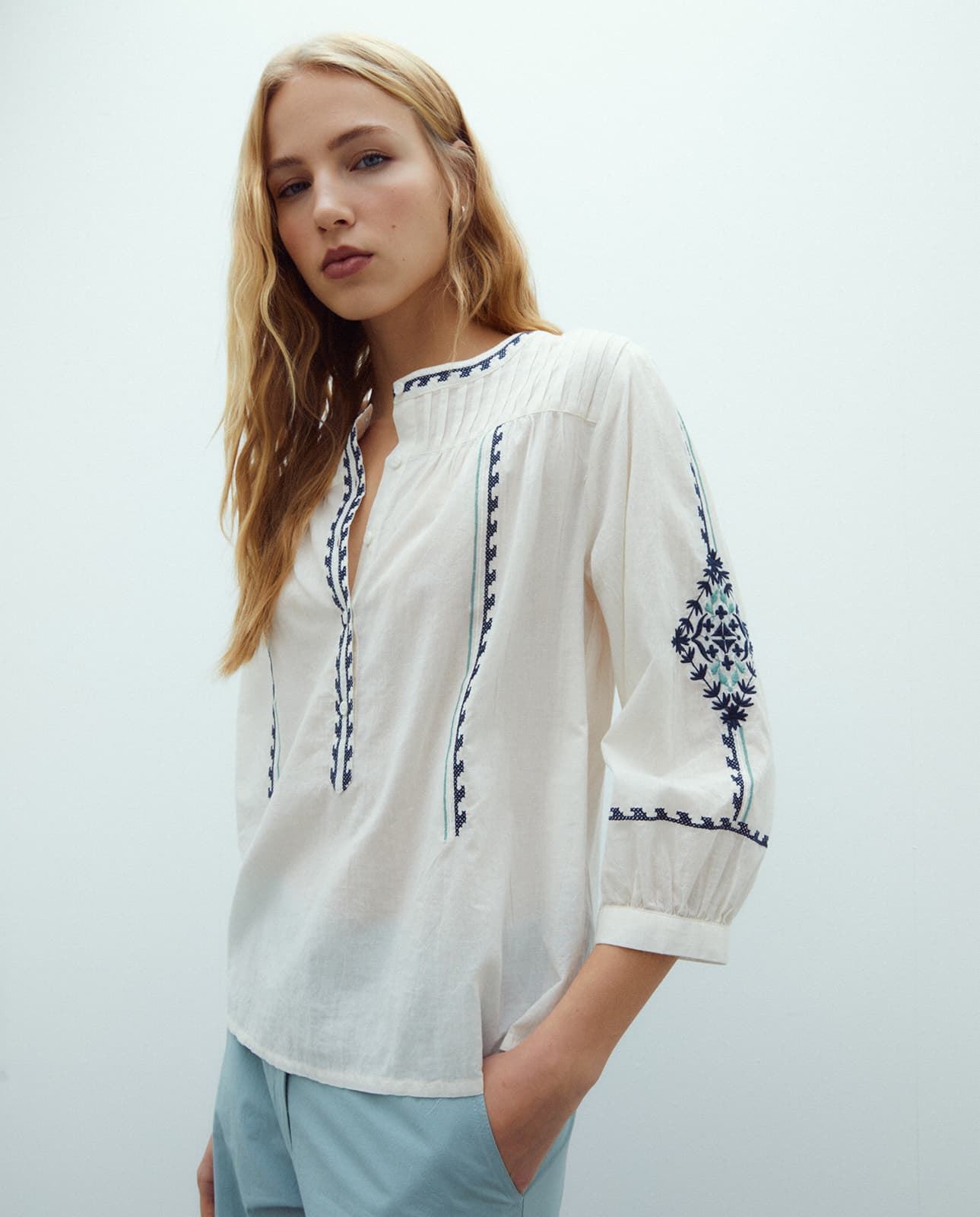 Blusa crudo bordada - Imagen 3