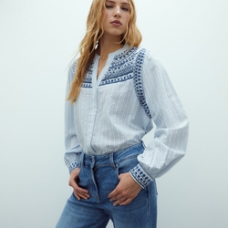 Camisa azul bordada - Imagen 1