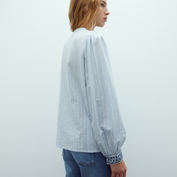 Camisa azul bordada - Imagen 2