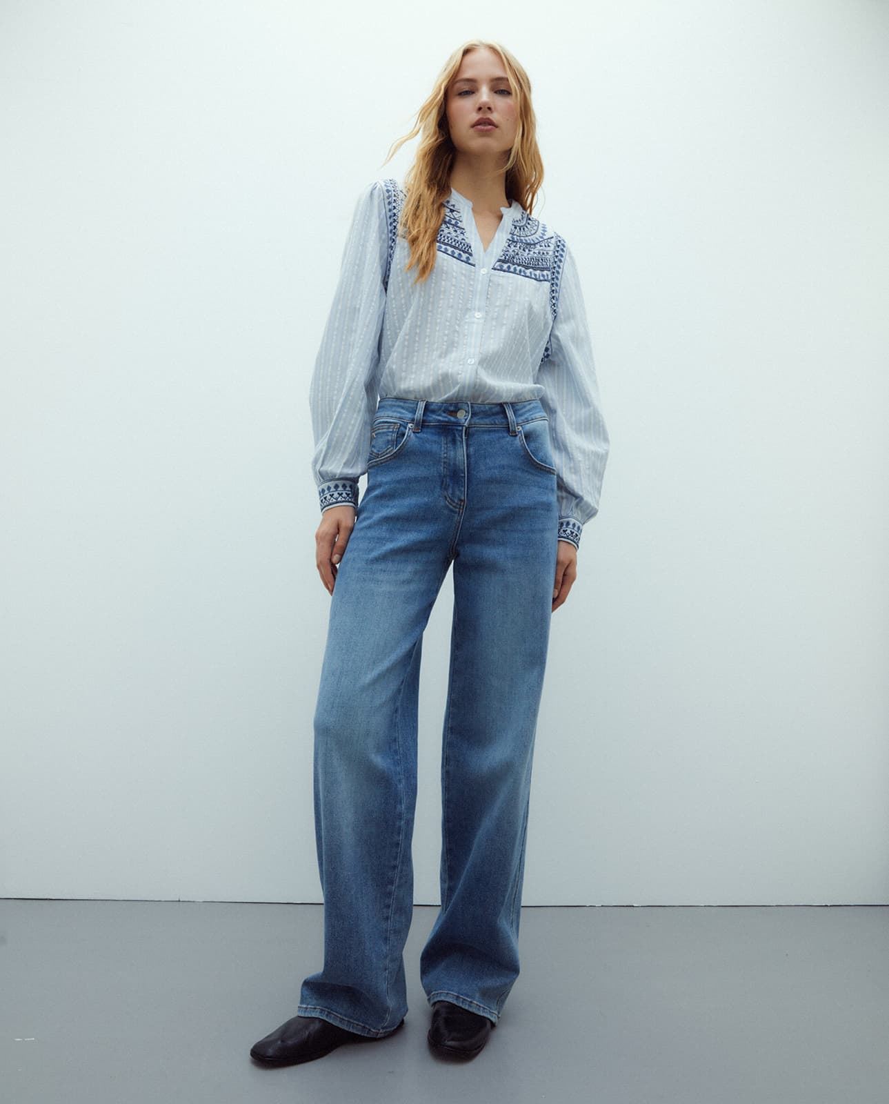 Camisa azul bordada - Imagen 4