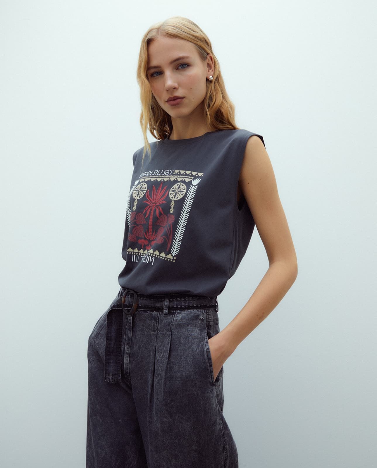 Camiseta gris estampada - Imagen 3