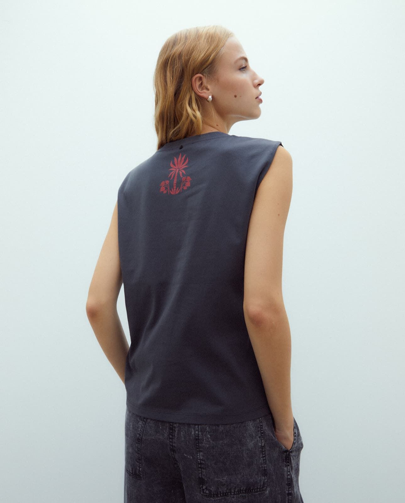 Camiseta gris estampada - Imagen 4