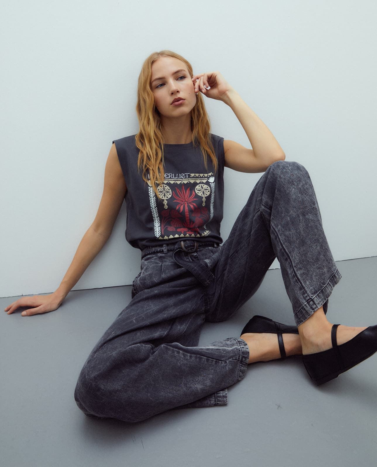 Camiseta gris estampada - Imagen 5