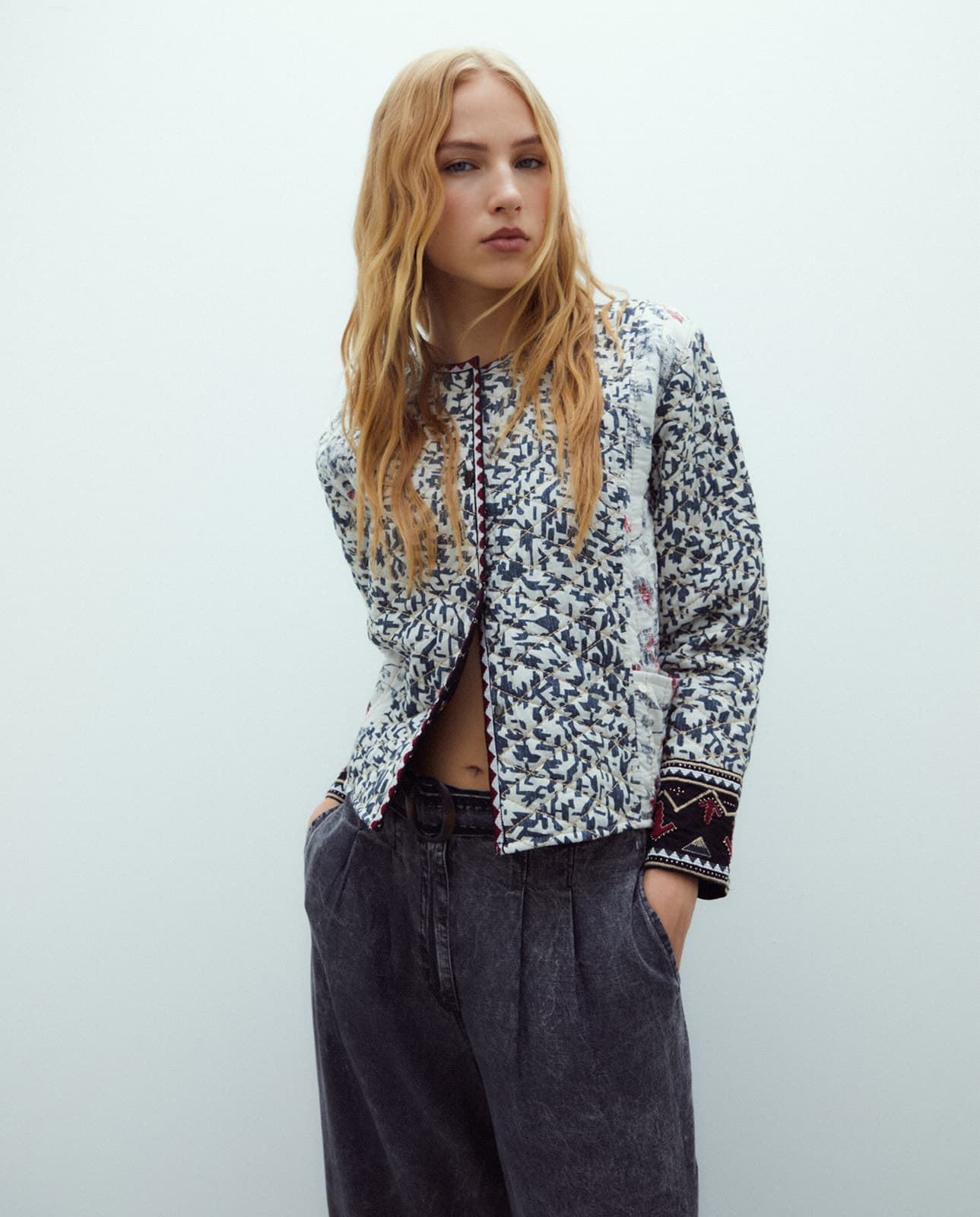 Chaqueta estampada negra - Imagen 1