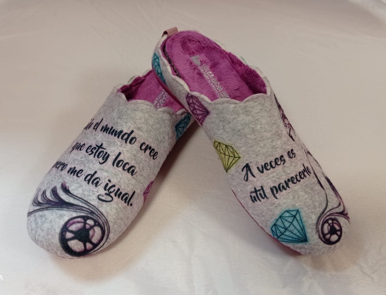 Zapatilla gris-frambuesa mensaje - Imagen 1