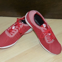 Zapato deportivo rojo - Imagen 1